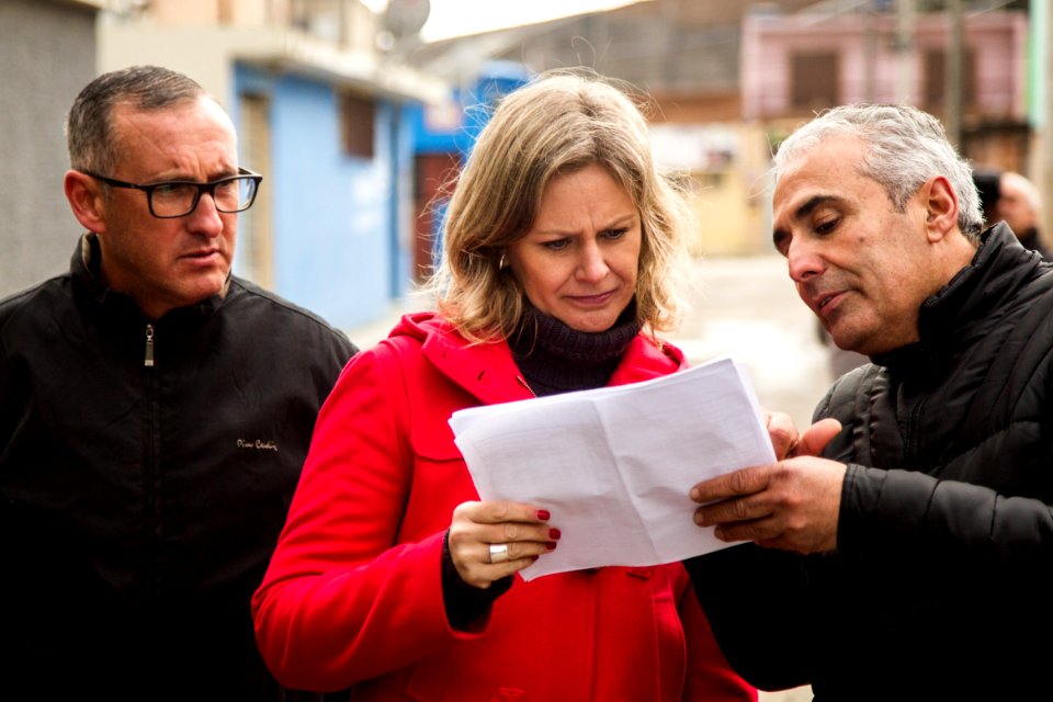 15.08.2019 - Prefeita Paula Mascarenhas e o vice Idemar Barz realizam caminhada de entrega dos passeios 21 e 26 da Cohab Lindoia - Foto: Gustavo Vara