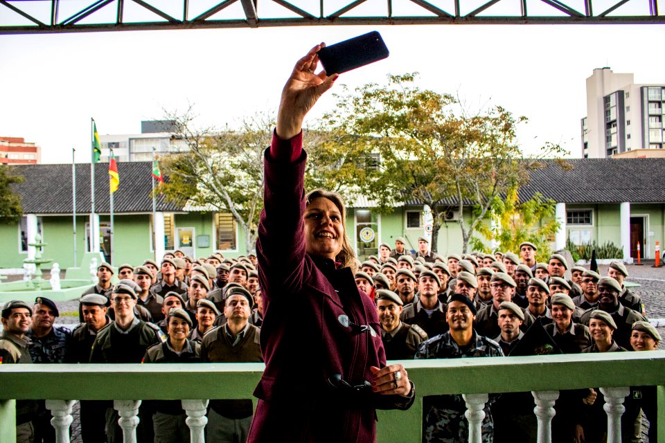 17.07.2019 - Prefeita Paula Mascarenas recebe homenagem dos soldados do 4º BPM - Foto Michel Corvello