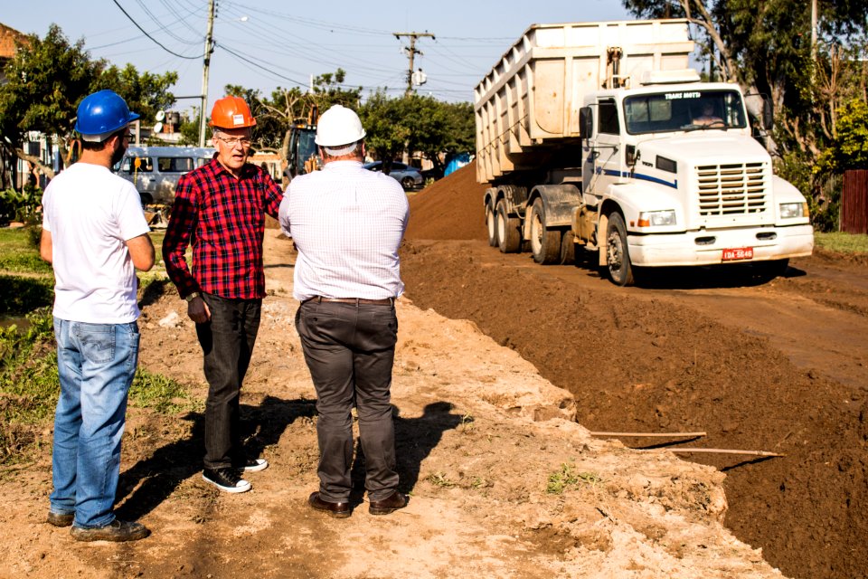 07.08.2019 - Prefeito em exercício Idemar Barz visita obras de esgoto da rua Félix Antonio Caputo - Foto Michel Corvello