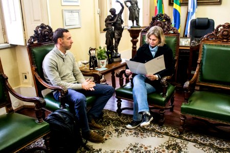 10.07.2019 -  Prefeita Paula Mascarenhas recebe Claudio Teitelbaum para entrega de um convite - Foto Michel Corvello