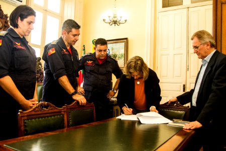 18.06.2019 - Prefeita Paula Mascarenhas em reunião com o comandante da região sul do Corpo de Bombeiros, tenente-coronel Everton, para entrega do balanço social - Foto: Gustavo Vara