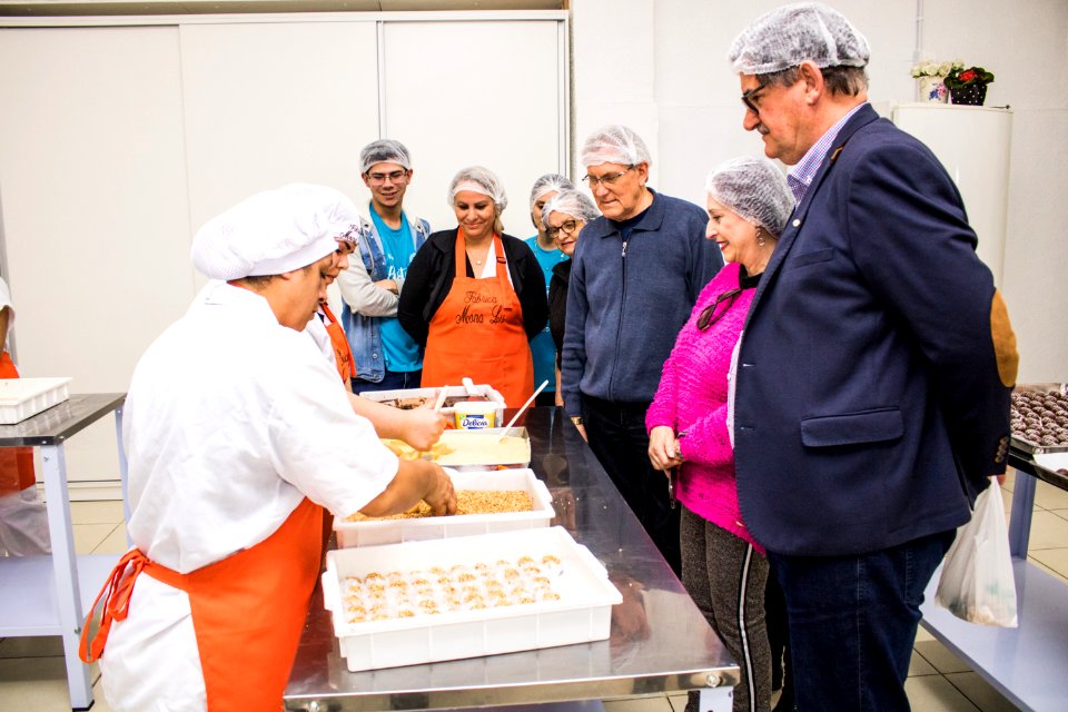 27.09.2019 - Vice-prefeito Idemar Barz e o secretário Gilmar Bazanella da Sdeti realizam visita guiada à fábrica de doces Monalu como parte da Semana do Turismo - Foto Michel Corvello