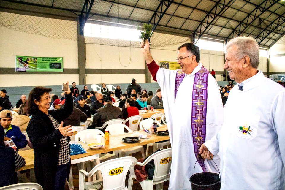 27.07.2019 - Prefeito em exercício Idemar Barz prestigia almoço na Paróquia São Cristovão em comemoração ao Dia do Motorista - Foto Michel Corvello