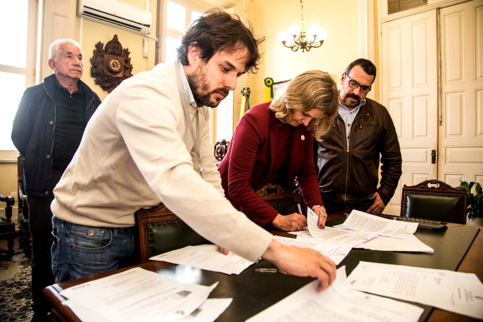 28.08.2019 - Prefeita Paula Mascarenhas  assina contrato de requalificação do Largo de Portugal, avenida Saldanha Marinho e rua Dom Pedro II - Foto: Gustavo Vara