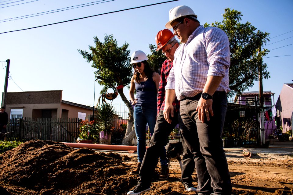 07.08.2019 - Prefeito em exercício Idemar Barz visita obras de esgoto da rua Félix Antonio Caputo - Foto Michel Corvello