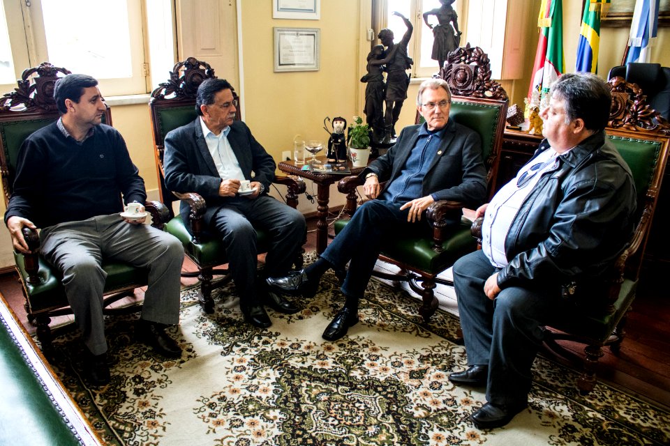26.07.2019 - Prefeito em exercício Idemar Barz recebe convite do pastor Paulo Brizolara - Foto Michel Corvello