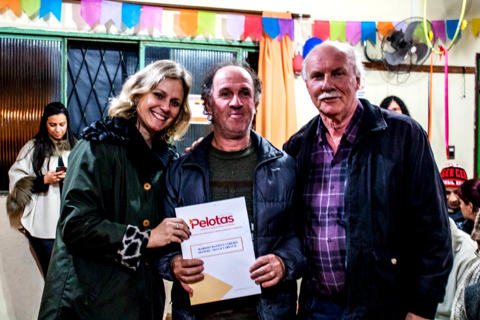 28.06.2019 - Prefeita Paula Mascarenhas prestigia entrega da regularização fundiária para 74 famílias do loteamento Cristovão José dos Santos - Foto Michel Corvello