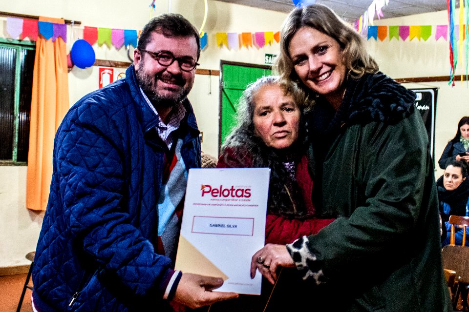 28.06.2019 - Prefeita Paula Mascarenhas prestigia entrega da regularização fundiária para 74 famílias do loteamento Cristovão José dos Santos - Foto Michel Corvello