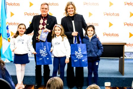 04.07.2019 - Prefeita Paula Mascarenhas recebe alunos do 4º ano do Colégio São José, para entrega de cartas do projeto “Cartas à Prefeita”  - Foto Michel Corvello