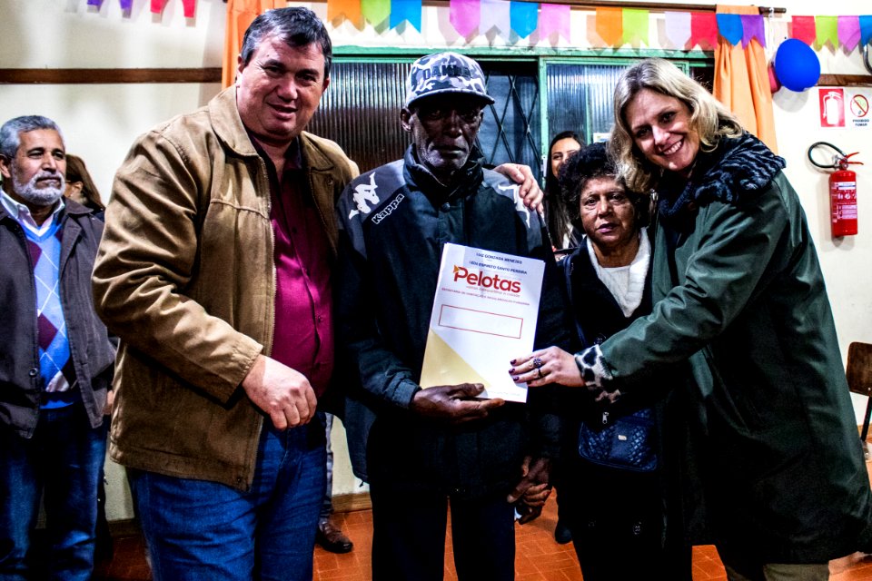 28.06.2019 - Prefeita Paula Mascarenhas prestigia entrega da regularização fundiária para 74 famílias do loteamento Cristovão José dos Santos - Foto Michel Corvello