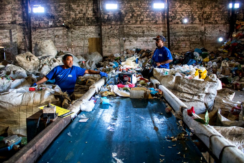 27.06.2019 -  Doação de máquina de prensar latinha para a Cooperativa de Reciclagem da Vila Castilhos - Foto Michel Corvello