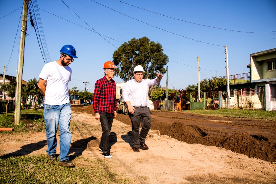 07.08.2019 - Prefeito em exercício Idemar Barz visita obras de esgoto da rua Félix Antonio Caputo - Foto Michel Corvello