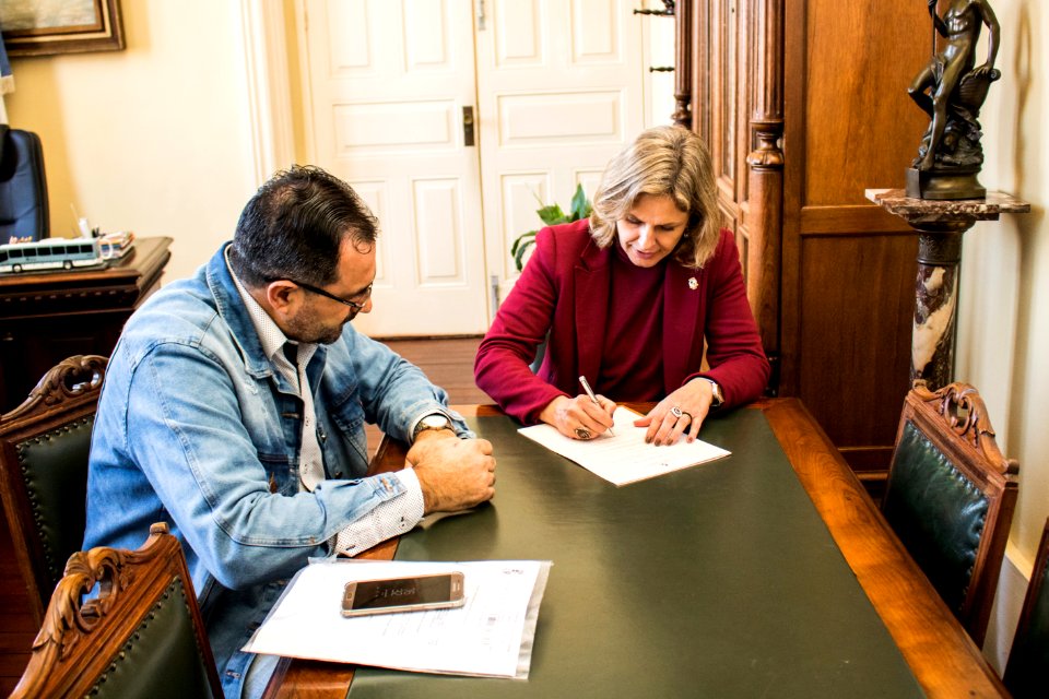 29.05.2019 - Prefeita Paula Mascarenhas realiza assinatura de lei do vereador Roger Ney - Foto Michel Corvello