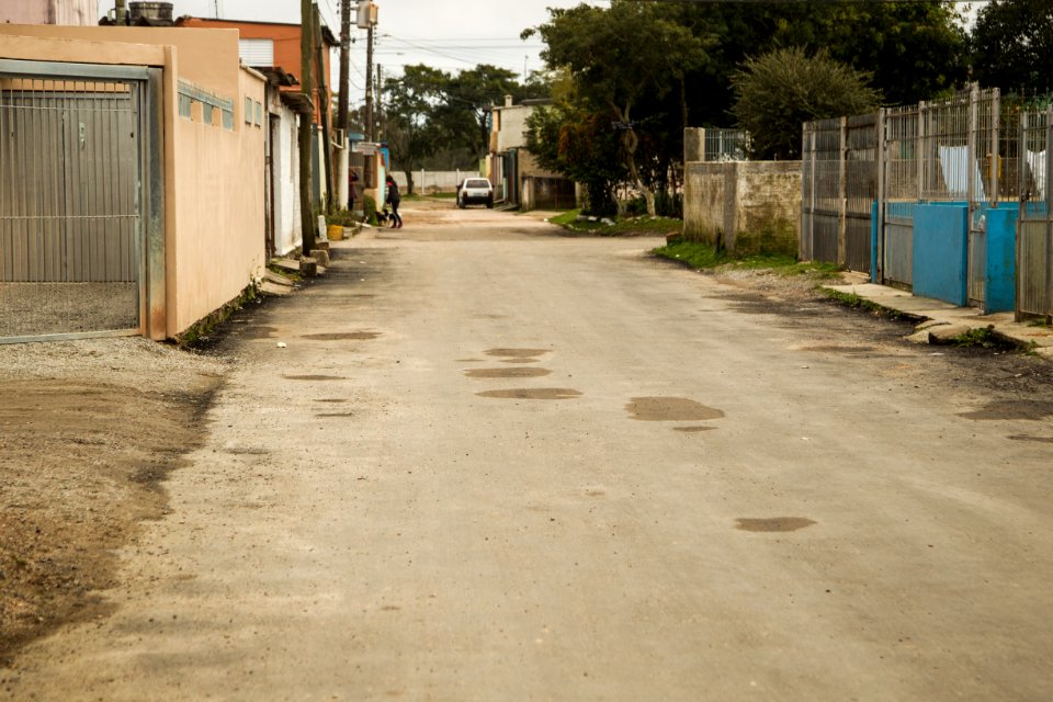 15.08.2019 - Prefeita Paula Mascarenhas e o vice Idemar Barz realizam caminhada de entrega dos passeios 21 e 26 da Cohab Lindoia - Foto: Gustavo Vara