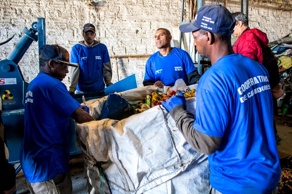 27.06.2019 -  Doação de máquina de prensar latinha para a Cooperativa de Reciclagem da Vila Castilhos - Foto Michel Corvello