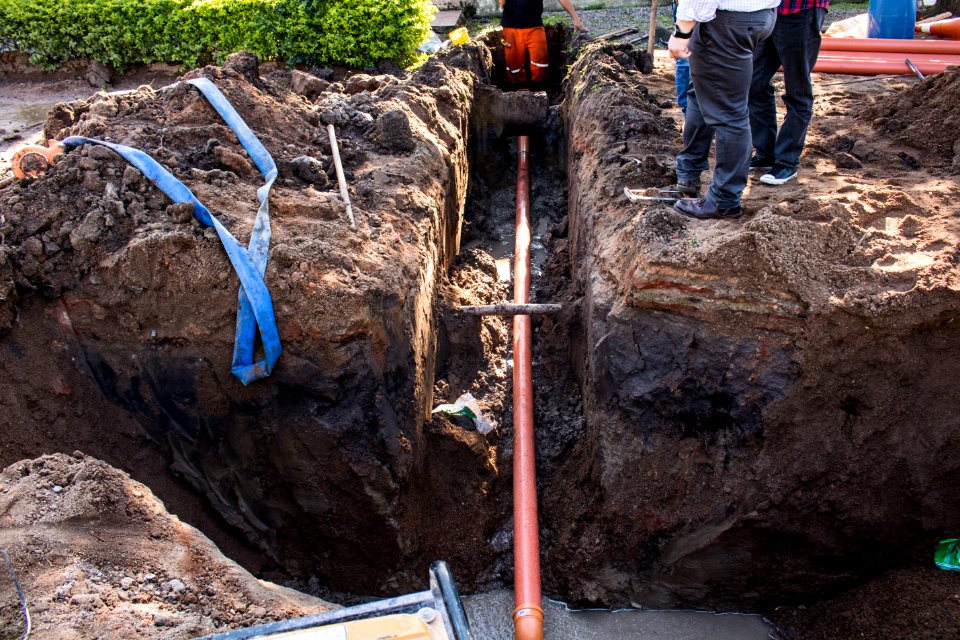 07.08.2019 - Prefeito em exercício Idemar Barz visita obras de esgoto da rua Félix Antonio Caputo - Foto Michel Corvello