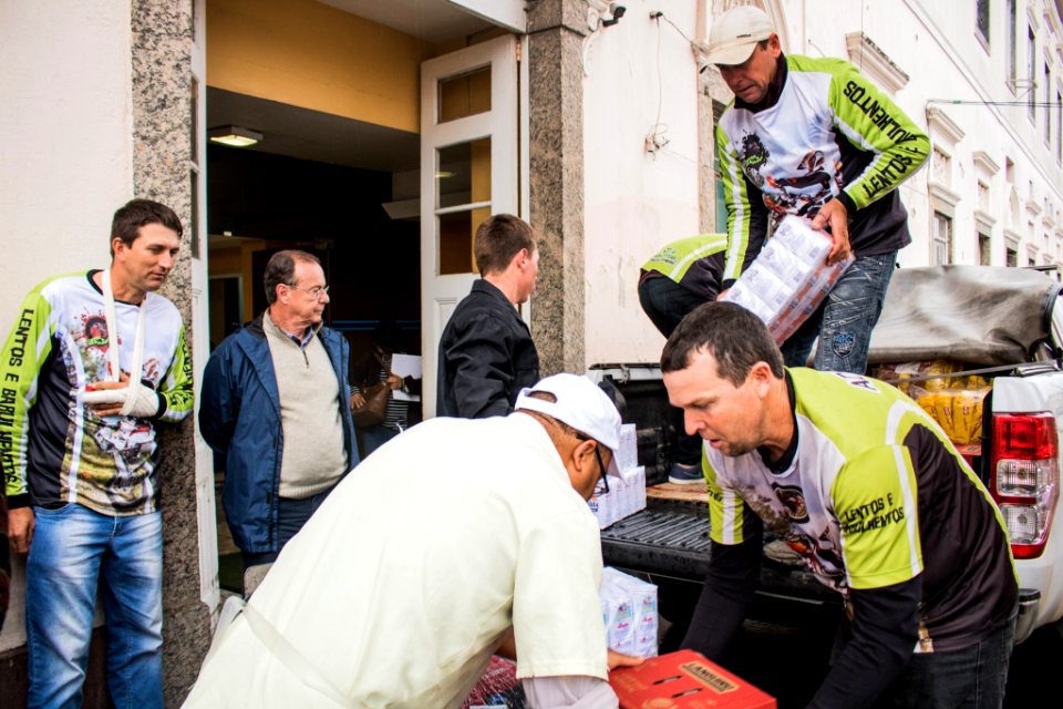 23.07.2019 - Prefeito em exercício Idemar Barz acompanha entrega de alimentos à Santa Casa arrecadados durante a trilha do pessegueiro - Foto Michel Corvello