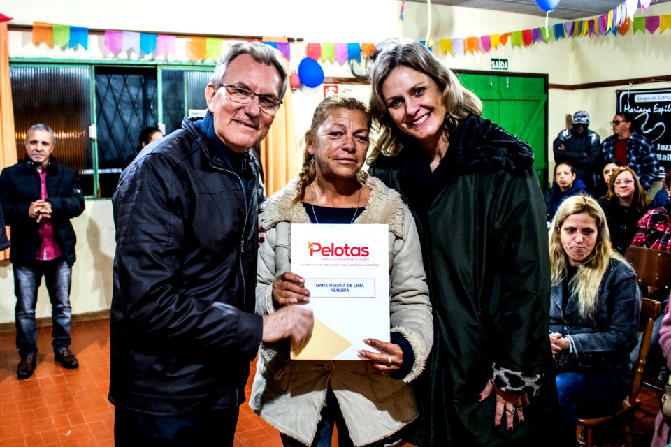 28.06.2019 - Prefeita Paula Mascarenhas prestigia entrega da regularização fundiária para 74 famílias do loteamento Cristovão José dos Santos - Foto Michel Corvello