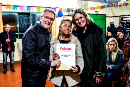 28.06.2019 - Prefeita Paula Mascarenhas prestigia entrega da regularização fundiária para 74 famílias do loteamento Cristovão José dos Santos - Foto Michel Corvello