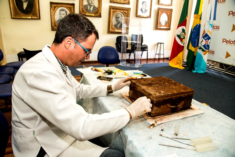 08.05.2019 - Profissionais de restauração trabalham na abertura da cápsula do tempo encontrada enterrada embaixo do monumento da Miss Yolanda Pereira - Foto: Gustavo Vara