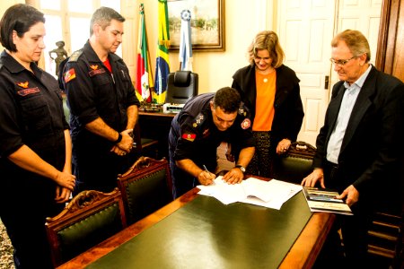 18.06.2019 - Prefeita Paula Mascarenhas em reunião com o comandante da região sul do Corpo de Bombeiros, tenente-coronel Everton, para entrega do balanço social - Foto: Gustavo Vara