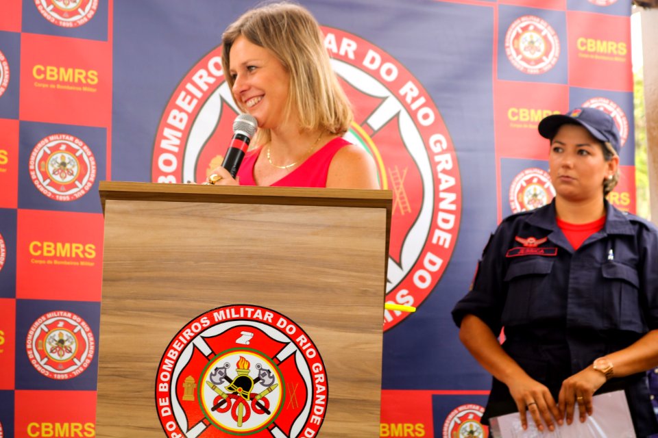 23.02.2019 - Prefeita Paula e governador Eduardo na entrega da medalha aos guarda vidas no Laranjal - Foto Michel Corvello