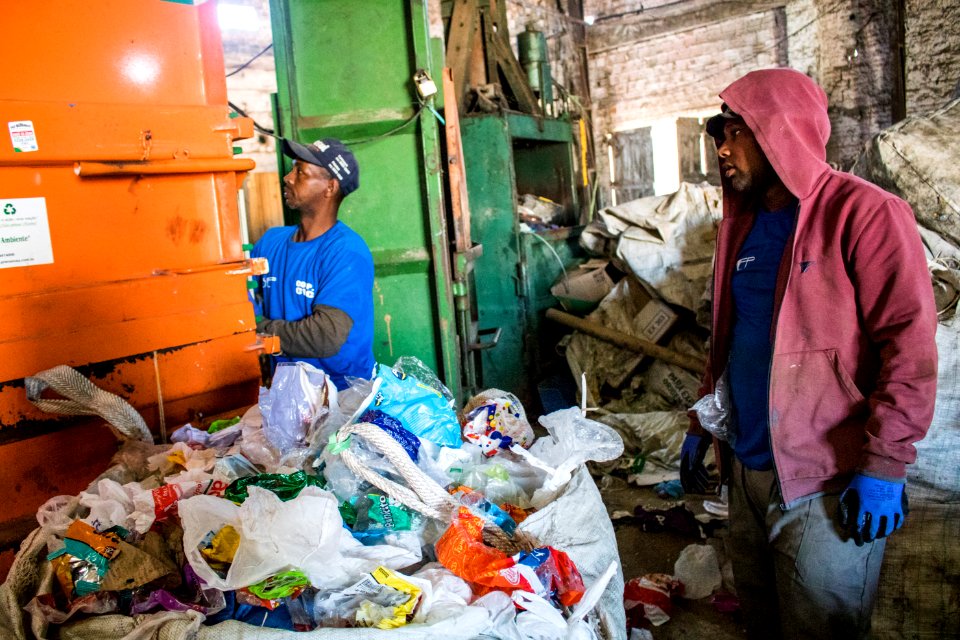 27.06.2019 -  Doação de máquina de prensar latinha para a Cooperativa de Reciclagem da Vila Castilhos - Foto Michel Corvello