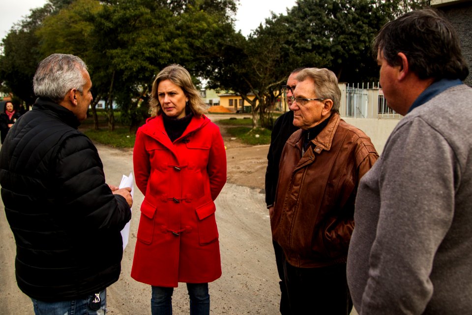 15.08.2019 - Prefeita Paula Mascarenhas e o vice Idemar Barz realizam caminhada de entrega dos passeios 21 e 26 da Cohab Lindoia - Foto: Gustavo Vara