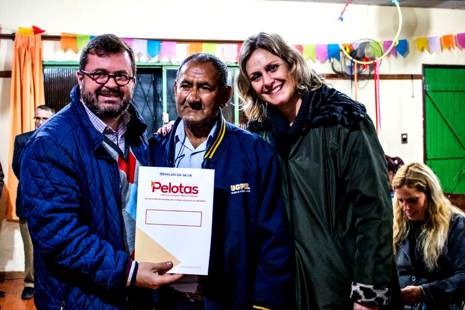 28.06.2019 - Prefeita Paula Mascarenhas prestigia entrega da regularização fundiária para 74 famílias do loteamento Cristovão José dos Santos - Foto Michel Corvello