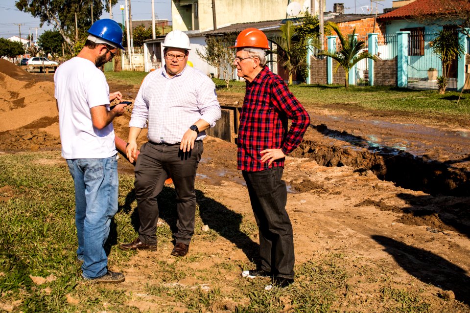 07.08.2019 - Prefeito em exercício Idemar Barz visita obras de esgoto da rua Félix Antonio Caputo - Foto Michel Corvello
