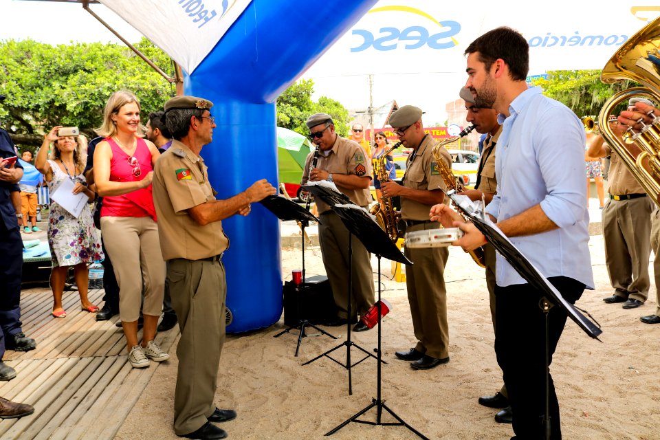 23.02.2019 - Prefeita Paula e governador Eduardo na entrega da medalha aos guarda vidas no Laranjal - Foto Michel Corvello