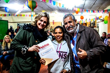 28.06.2019 - Prefeita Paula Mascarenhas prestigia entrega da regularização fundiária para 74 famílias do loteamento Cristovão José dos Santos - Foto Michel Corvello