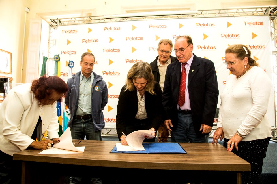 16.04.2019 - Prefeita Paula Mascarenhas realiza assinatura do decreto 6.166 que regulamenta o Fundo Municipal do Idoso - Foto: Gustavo Vara