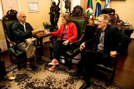 21.05.2019 - Prefeita Paula Mascarenhas recebe convite da imobiliária Casarão - Foto: Gustavo Vara