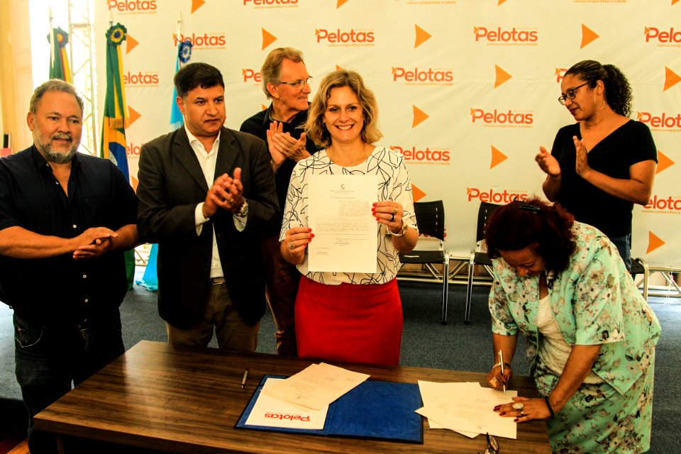 10.01.2019 - Prefeita Paula Mascarenhas realiza assinatura da lei que declara de utilidade pública seis cooperativas - Foto: Gustavo Vara