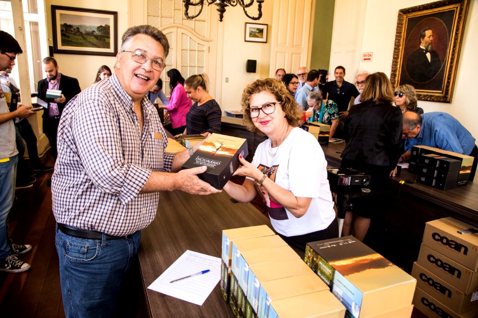 09.04.2019 - Prefeita Paula Mascarenhas  durante evento de lançamento do livro ‘Dicionário da Cultura Pampeana’ do escritor Aldyr Garcia Schlee e abertura de votação para o novo nome do Salão Nobre, com nomes sugeridos pelo próprio - Foto: Gustavo Vara