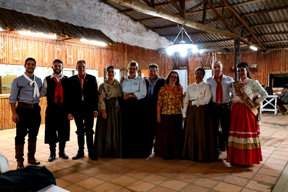 16.03.2019 - Vice prefeito Idemar presente no jantar baile de posse da nova patronagem do CTG Negrinho do Pastoreio - Foto Michel Corvello