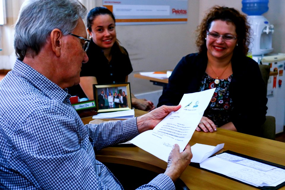 05.04.2019 - Vice-prefeito Idemar Barz recebe convite do CTG Cel. Thomaz Luís Osório para o aniversário de 51 anos - Foto Michel Corvello