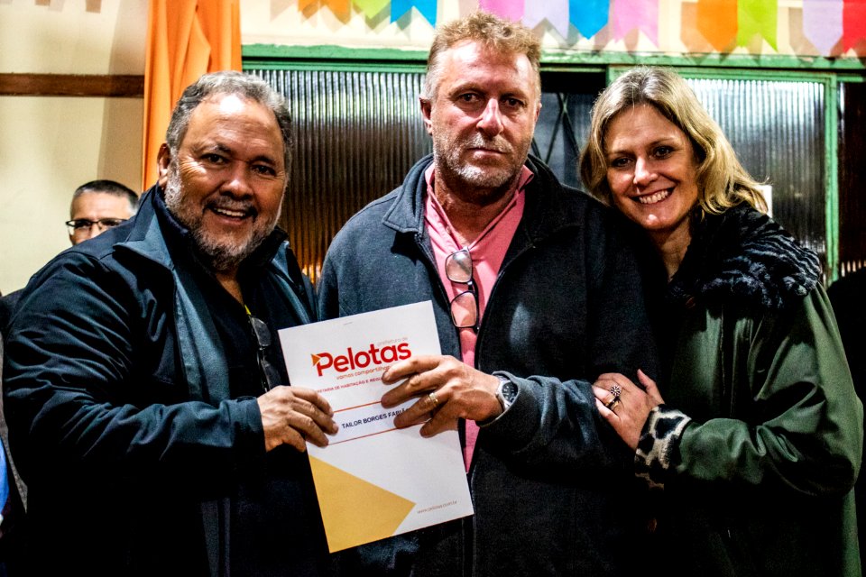 28.06.2019 - Prefeita Paula Mascarenhas prestigia entrega da regularização fundiária para 74 famílias do loteamento Cristovão José dos Santos - Foto Michel Corvello