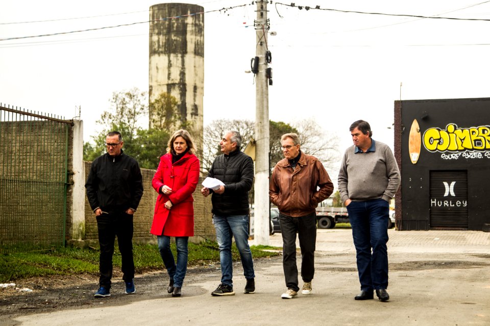 15.08.2019 - Prefeita Paula Mascarenhas e o vice Idemar Barz realizam caminhada de entrega dos passeios 21 e 26 da Cohab Lindoia - Foto: Gustavo Vara