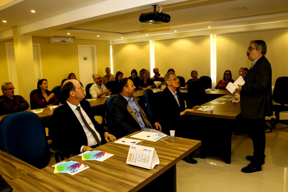 26.03.2019 - Idemar Barz representa prefeita no encontro da Famurs sobre prêmio Boas Praticas - Foto Michel Corvello