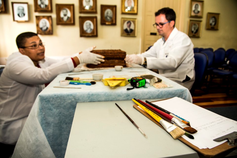 08.05.2019 - Profissionais de restauração trabalham na abertura da cápsula do tempo encontrada enterrada embaixo do monumento da Miss Yolanda Pereira - Foto: Gustavo Vara