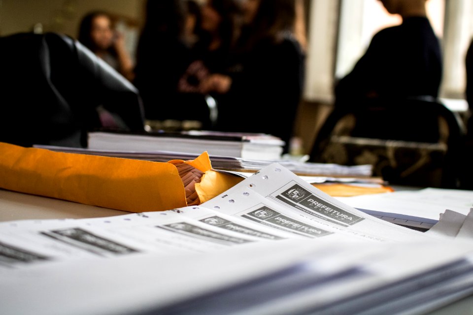 24.05.2019 - Secretário Artur Corrêa da Smed entrega livros da Oficina das Finanças na Emef Joaquim Assumpção - Foto Michel Corvello