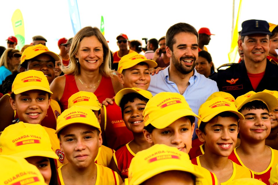 23.02.2019 - Prefeita Paula e governador Eduardo na entrega da medalha aos guarda vidas no Laranjal - Foto Michel Corvello