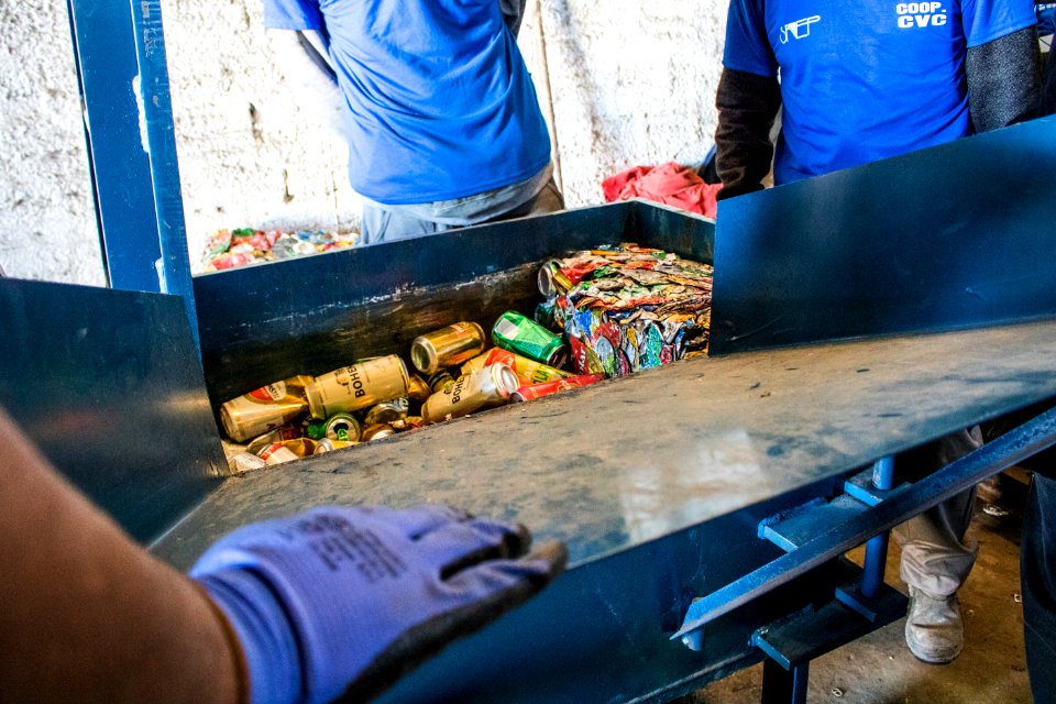 27.06.2019 -  Doação de máquina de prensar latinha para a Cooperativa de Reciclagem da Vila Castilhos - Foto Michel Corvello