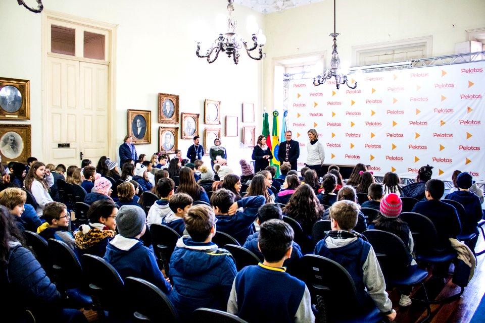 04.07.2019 - Prefeita Paula Mascarenhas recebe alunos do 4º ano do Colégio São José, para entrega de cartas do projeto “Cartas à Prefeita”  - Foto Michel Corvello