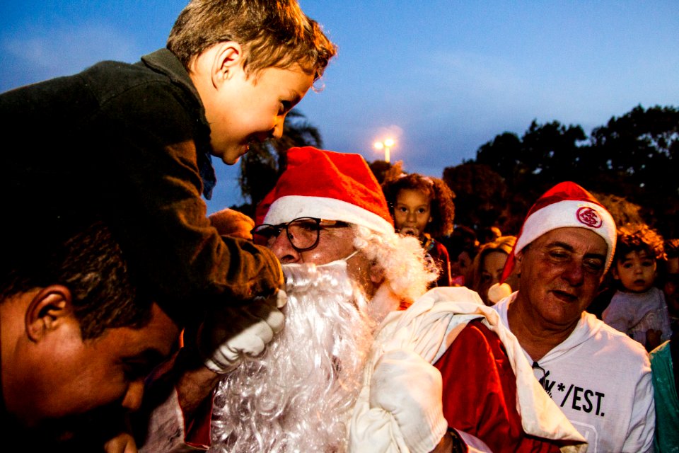 09.12.2018 - Chegada do Papai Noel na Praia do Laranjal em Pelotas - Foto: Gustavo Vara