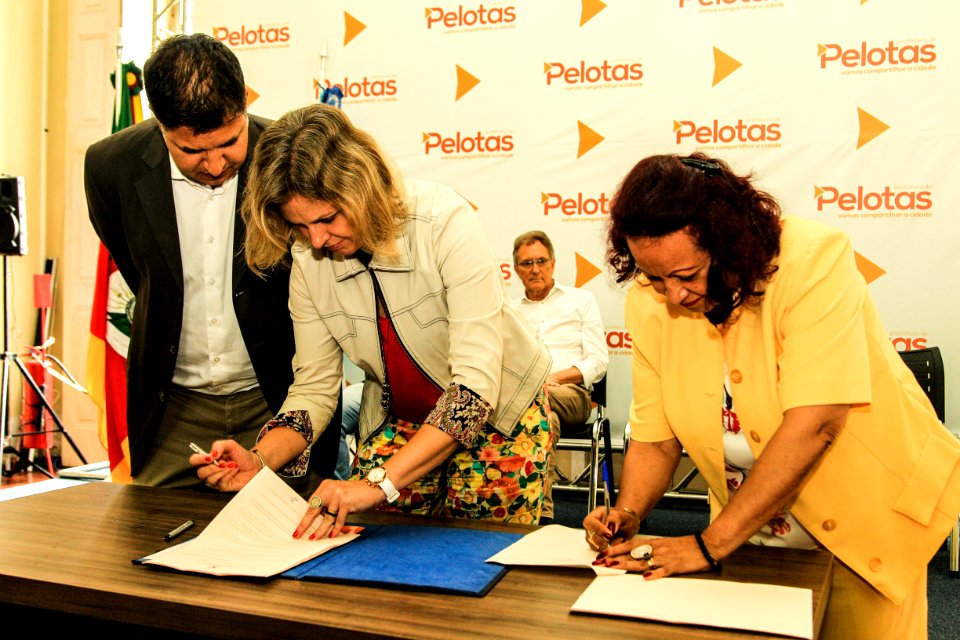 03.01.2018 - Prefeita Paula Mascarenhas realiza a assinatura da lei 6.664 de 27/12/18 que regulamenta o serviço de transporte individual de passageiros em veículos de taxi - Foto: Gustavo Vara