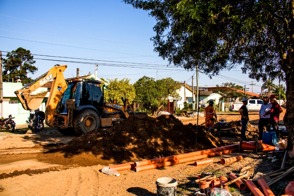 07.08.2019 - Prefeito em exercício Idemar Barz visita obras de esgoto da rua Félix Antonio Caputo - Foto Michel Corvello