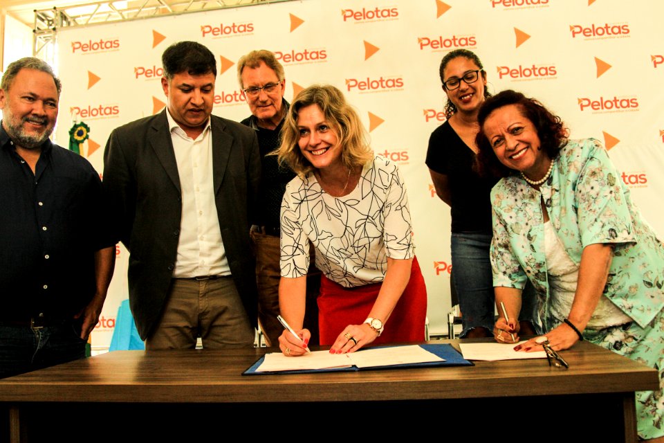 10.01.2019 - Prefeita Paula Mascarenhas realiza assinatura da lei que declara de utilidade pública seis cooperativas - Foto: Gustavo Vara